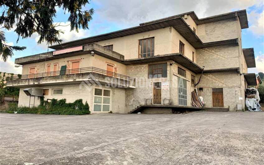 SC1191 Fabbricato industriale su più livelli con cortile privato ad Ogliastro Cilento zona Industriale