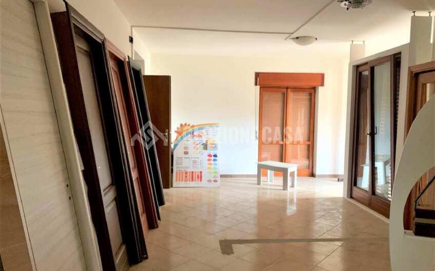 SC1191 Fabbricato industriale su più livelli con cortile privato ad Ogliastro Cilento zona Industriale