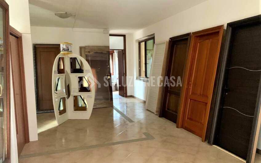 SC1191 Fabbricato industriale su più livelli con cortile privato ad Ogliastro Cilento zona Industriale