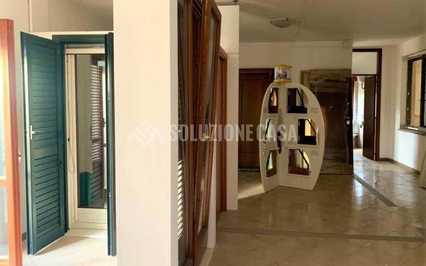 SC1191 Fabbricato industriale su più livelli con cortile privato ad Ogliastro Cilento zona Industriale