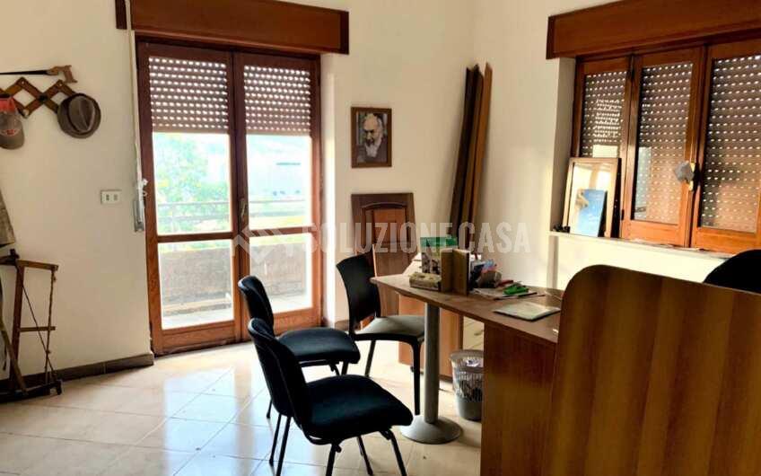 SC1191 Fabbricato industriale su più livelli con cortile privato ad Ogliastro Cilento zona Industriale