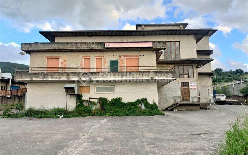 SC1191 Fabbricato industriale su più livelli con cortile privato ad Ogliastro Cilento zona Industriale