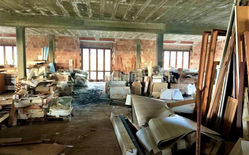 SC1191 Fabbricato industriale su più livelli con cortile privato ad Ogliastro Cilento zona Industriale
