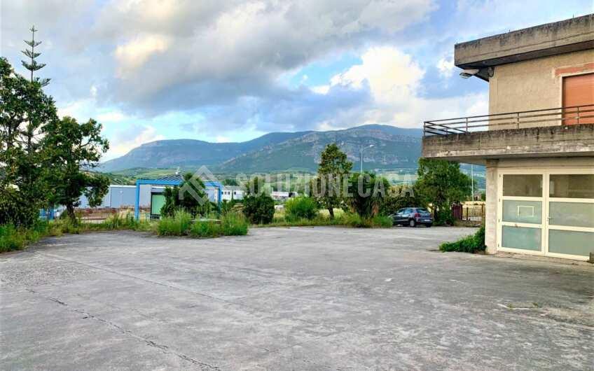 SC1191 Fabbricato industriale su più livelli con cortile privato ad Ogliastro Cilento zona Industriale