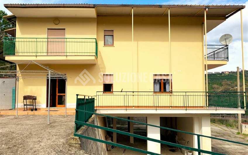 SC1232 Fabbricato plurifamiliare con terreno a Laureana Cilento località Acquasanta