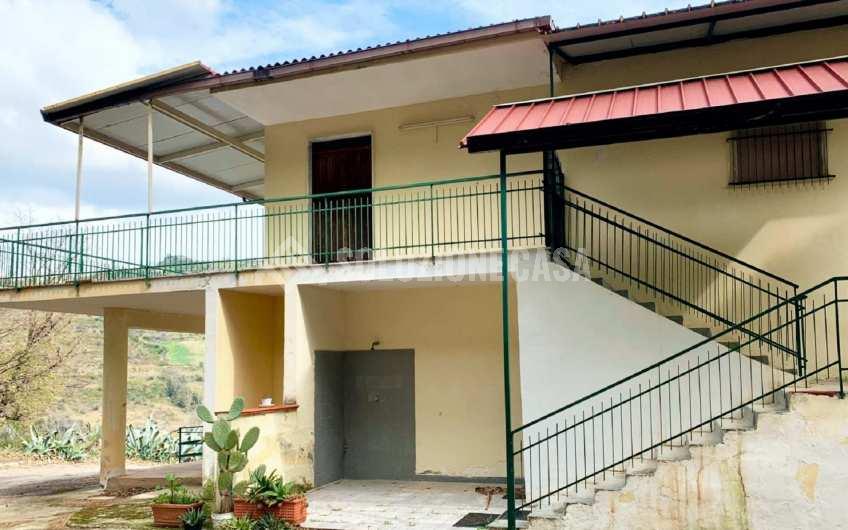SC1232 Fabbricato plurifamiliare con terreno a Laureana Cilento località Acquasanta
