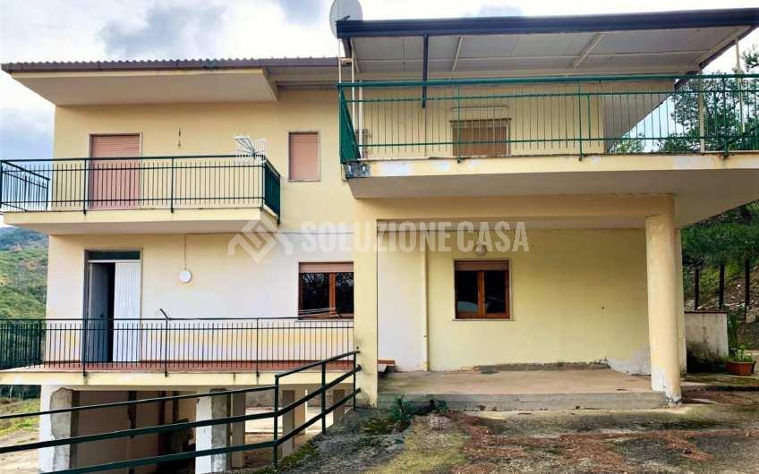 SC1232 Fabbricato plurifamiliare con terreno a Laureana Cilento località Acquasanta