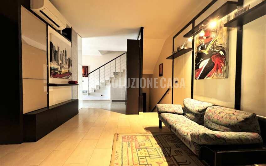 SC1261 Villa bifamiliare su 3 livelli di recente costruzione con giardino privato