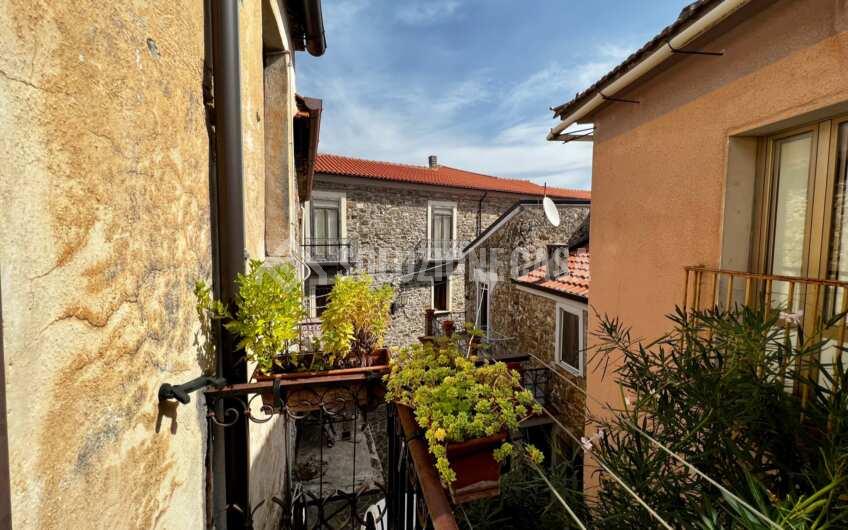 SC1253 Vendesi due unità abitative nel borgo di Rutino