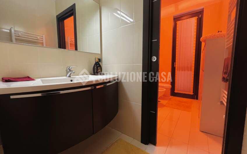 SC1261 Villa bifamiliare su 3 livelli di recente costruzione con giardino privato