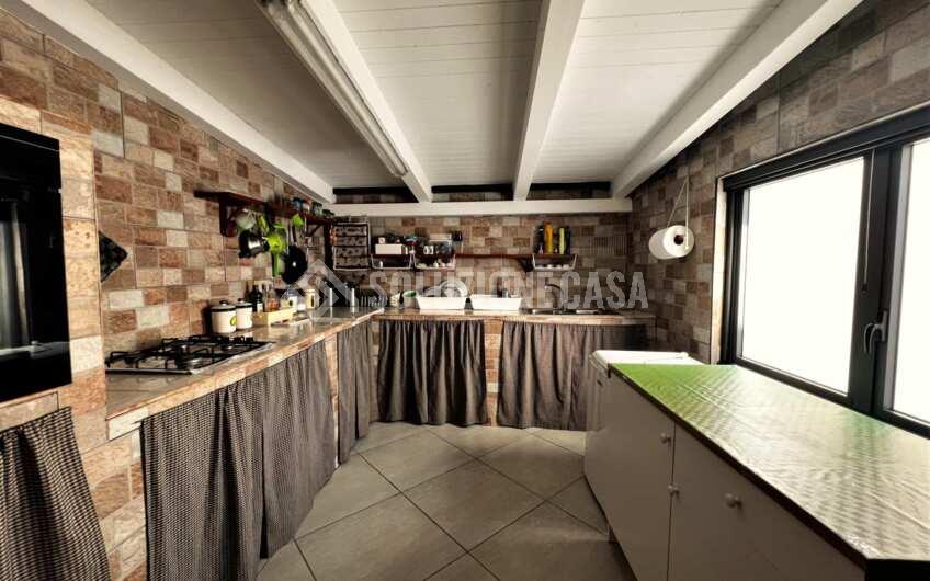 SC1261 Villa bifamiliare su 3 livelli di recente costruzione con giardino privato