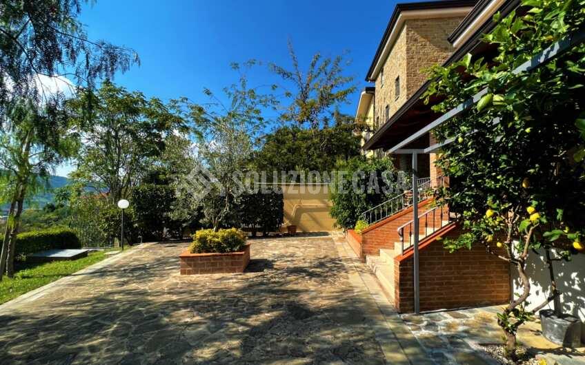 SC1261 Villa bifamiliare su 3 livelli di recente costruzione con giardino privato