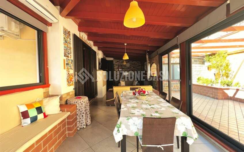 SC1261 Villa bifamiliare su 3 livelli di recente costruzione con giardino privato