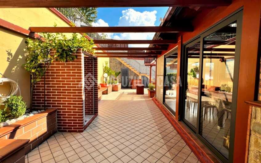 SC1261 Villa bifamiliare su 3 livelli di recente costruzione con giardino privato