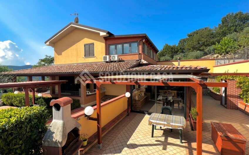 SC1261 Villa bifamiliare su 3 livelli di recente costruzione con giardino privato