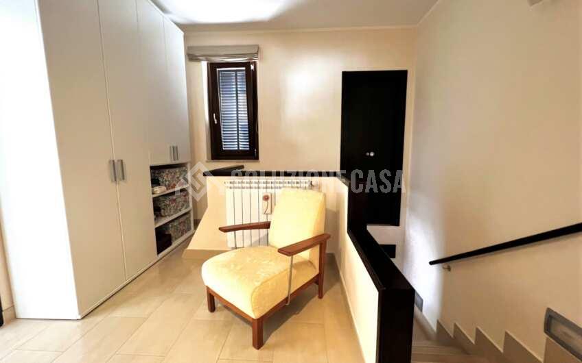 SC1261 Villa bifamiliare su 3 livelli di recente costruzione con giardino privato