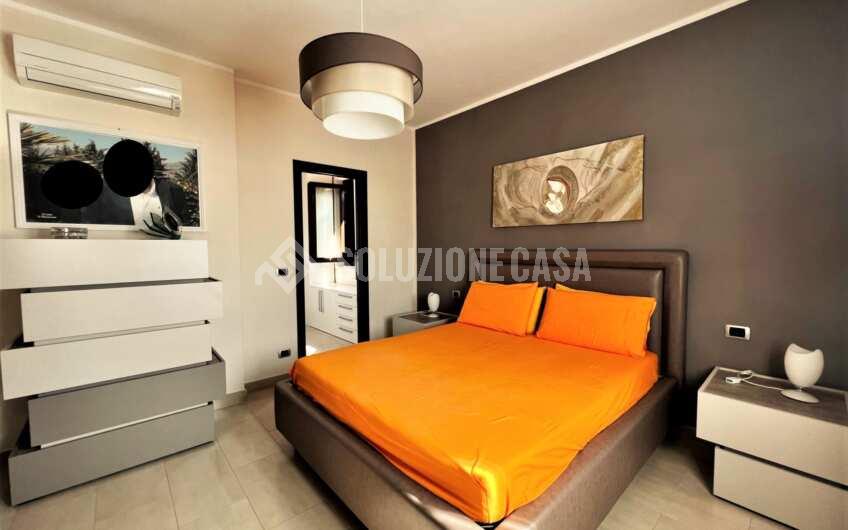 SC1261 Villa bifamiliare su 3 livelli di recente costruzione con giardino privato