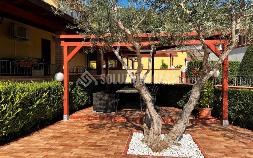 SC1261 Villa bifamiliare su 3 livelli di recente costruzione con giardino privato