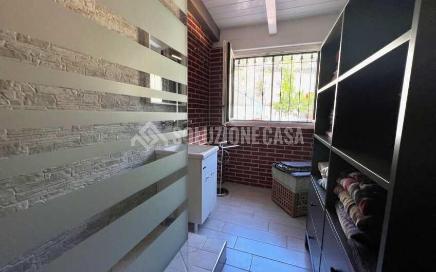 SC1261 Villa bifamiliare su 3 livelli di recente costruzione con giardino privato