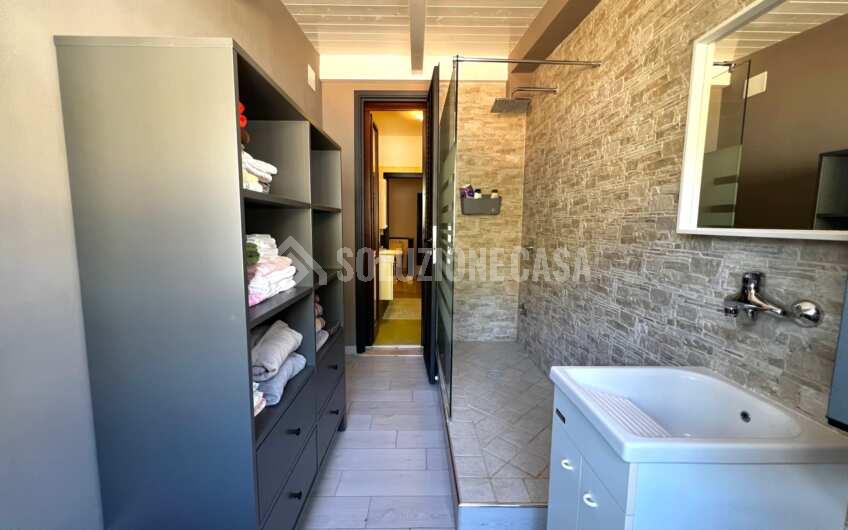 SC1261 Villa bifamiliare su 3 livelli di recente costruzione con giardino privato