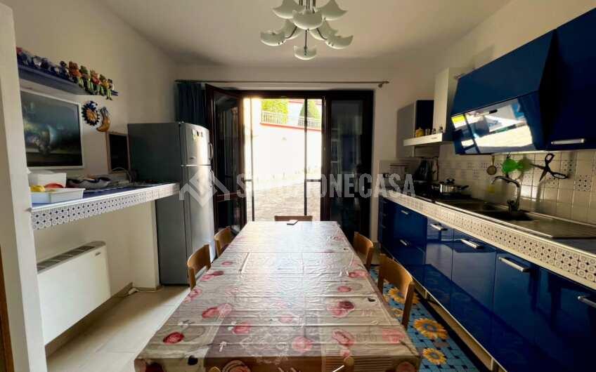 SC1261 Villa bifamiliare su 3 livelli di recente costruzione con giardino privato