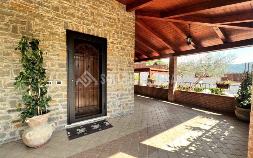 SC1261 Villa bifamiliare su 3 livelli di recente costruzione con giardino privato