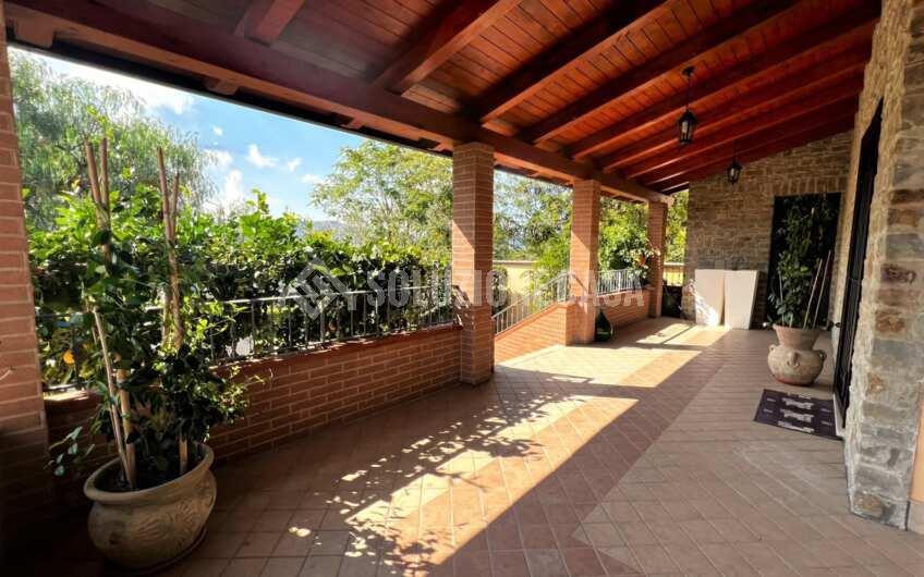 SC1261 Villa bifamiliare su 3 livelli di recente costruzione con giardino privato