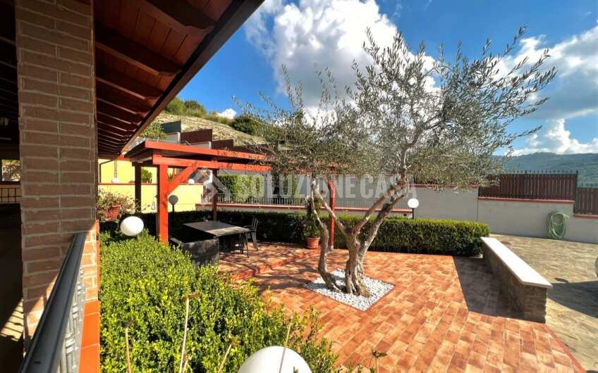 SC1261 Villa bifamiliare su 3 livelli di recente costruzione con giardino privato