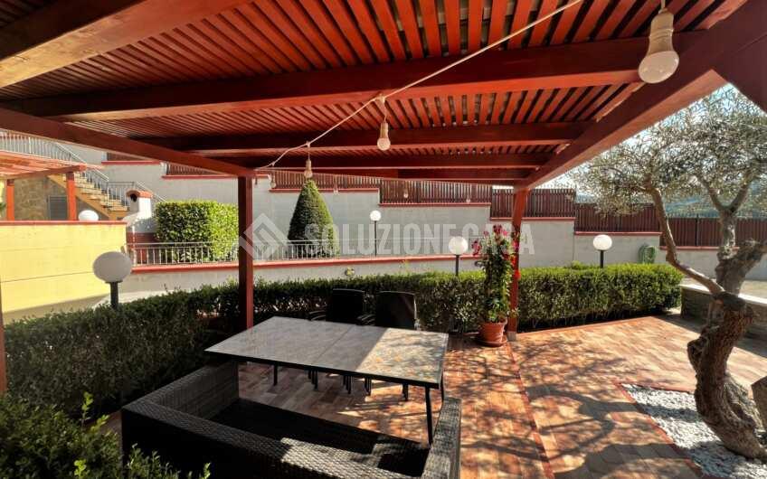 SC1261 Villa bifamiliare su 3 livelli di recente costruzione con giardino privato