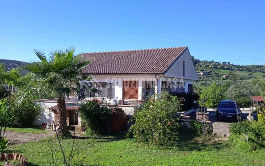 SC1267 Villa su due livelli con ampio giardino in Montecorice località Giungatelle