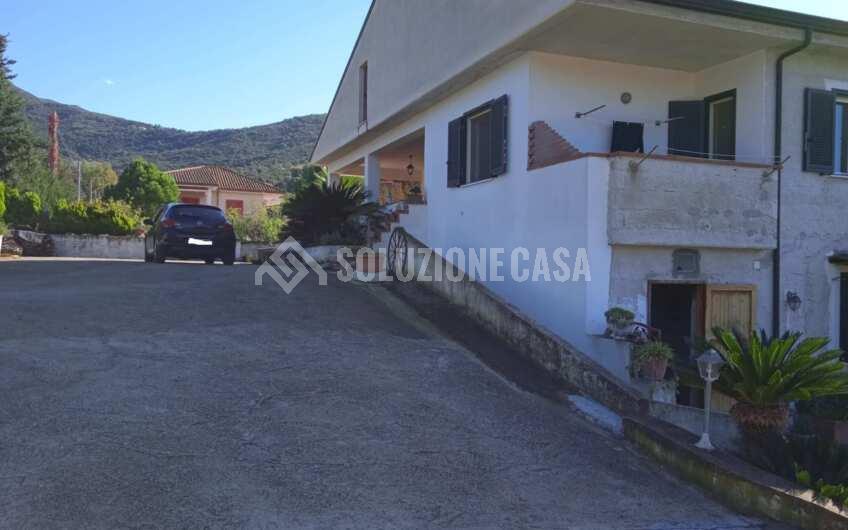 SC1267 Villa su due livelli con ampio giardino in Montecorice località Giungatelle