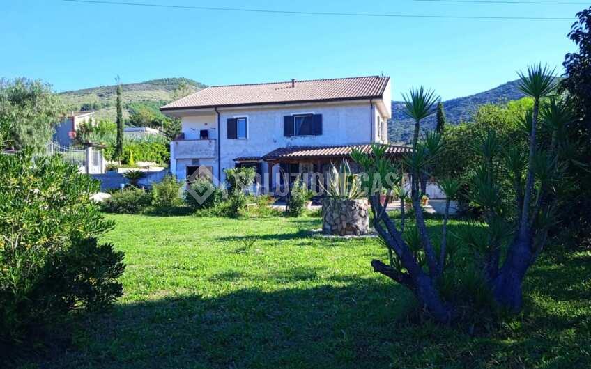 SC1267 Villa su due livelli con ampio giardino in Montecorice località Giungatelle