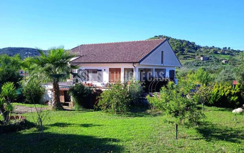 SC1267 Villa su due livelli con ampio giardino in Montecorice località Giungatelle