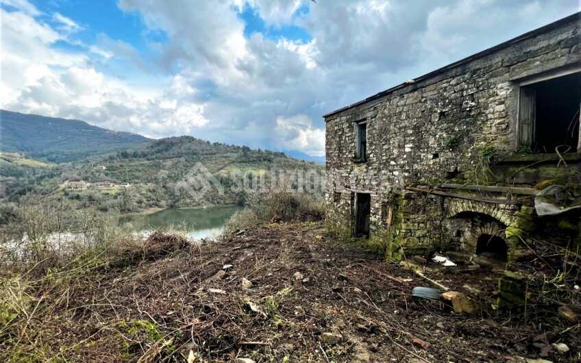 SC1276 Rudere in pietra con vista panoramica sulla diga dell’Alento, Prignano C.to