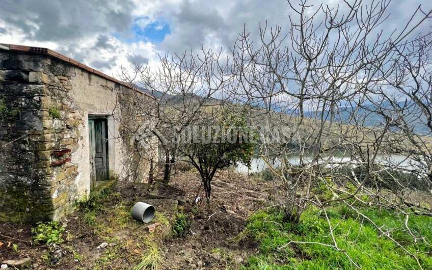 SC1276 Rudere in pietra con vista panoramica sulla diga dell’Alento, Prignano C.to