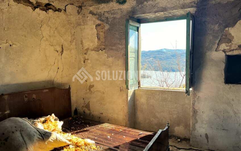 SC1276 Rudere in pietra con vista panoramica sulla diga dell’Alento, Prignano C.to