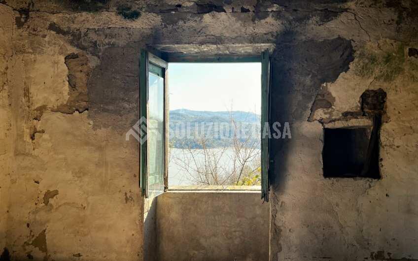 SC1276 Rudere in pietra con vista panoramica sulla diga dell’Alento, Prignano C.to