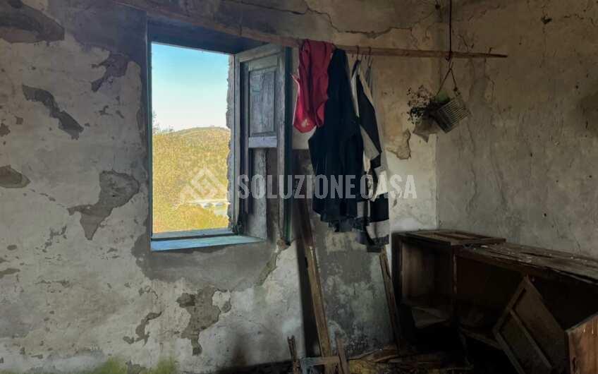SC1276 Rudere in pietra con vista panoramica sulla diga dell’Alento, Prignano C.to