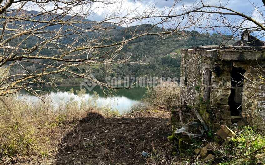 SC1276 Rudere in pietra con vista panoramica sulla diga dell’Alento, Prignano C.to