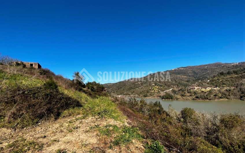 SC1276 Rudere in pietra con vista panoramica sulla diga dell’Alento, Prignano C.to