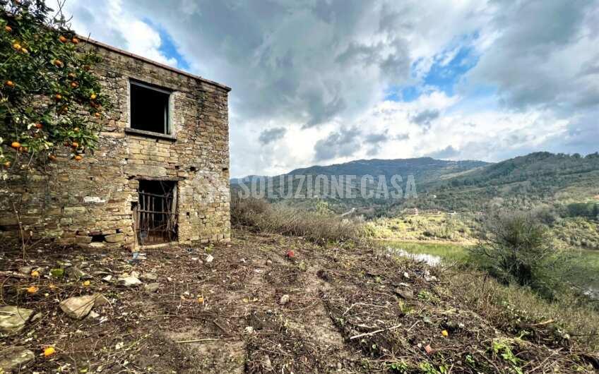 SC1276 Rudere in pietra con vista panoramica sulla diga dell’Alento, Prignano C.to