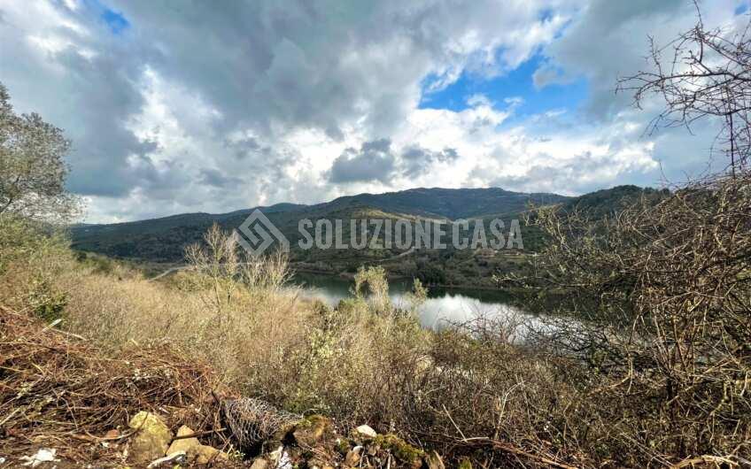 SC1276 Rudere in pietra con vista panoramica sulla diga dell’Alento, Prignano C.to