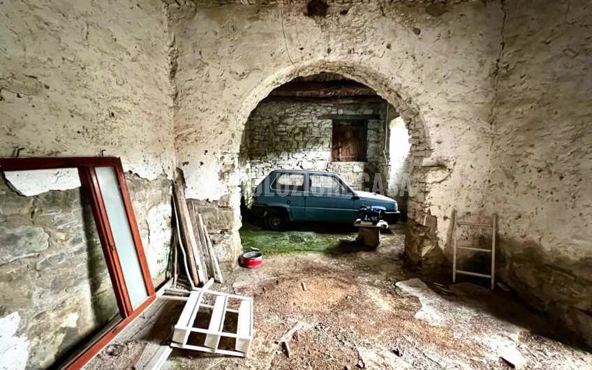 SC1284 Casale affiancato sviluppato su 2 livelli con giardino a Rutino Scalo