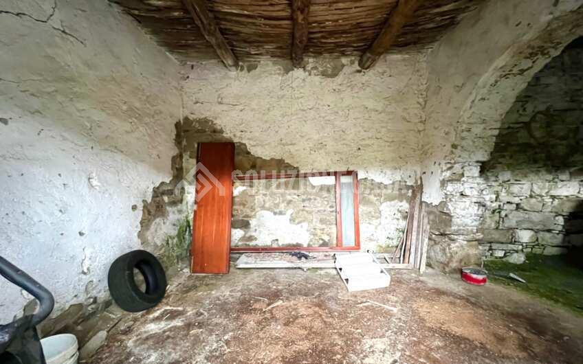 SC1284 Casale affiancato sviluppato su 2 livelli con giardino a Rutino Scalo