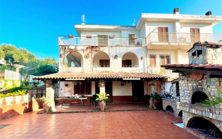 SC1291 Villa Bifamiliare vista mare con ampio giardino e piscina in zona Moio di Agropoli