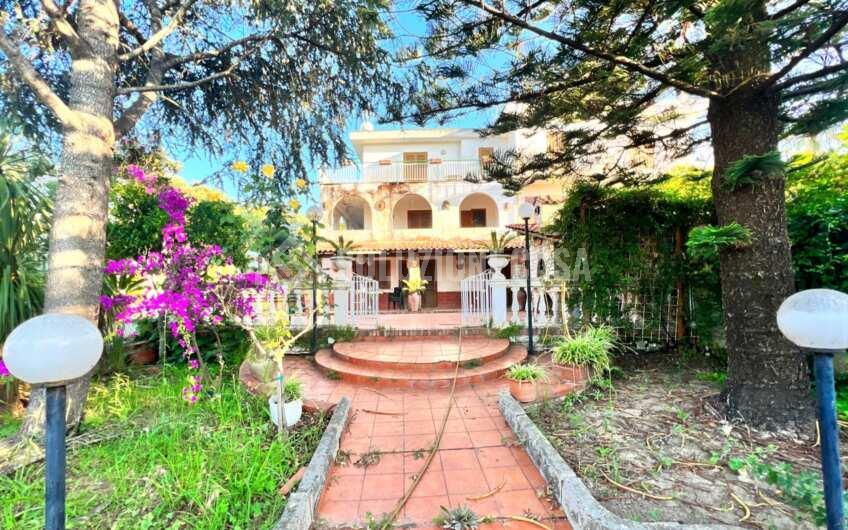 SC1291 Villa Bifamiliare vista mare con ampio giardino e piscina in zona Moio di Agropoli