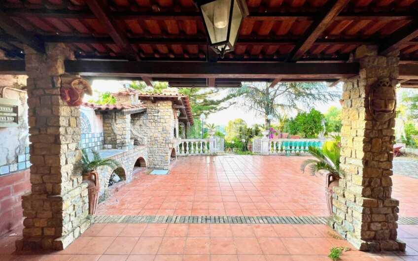 SC1291 Villa Bifamiliare vista mare con ampio giardino e piscina in zona Moio di Agropoli