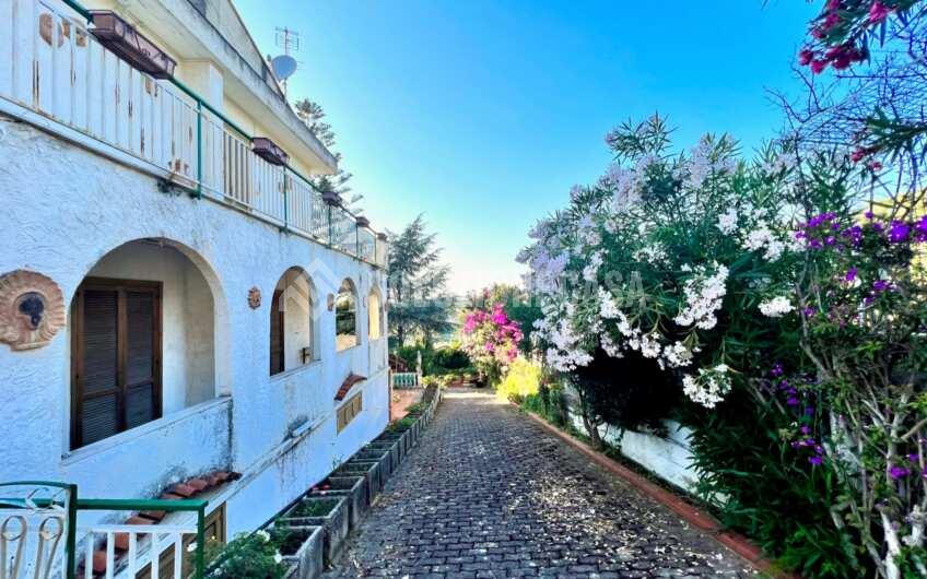SC1291 Villa Bifamiliare vista mare con ampio giardino e piscina in zona Moio di Agropoli