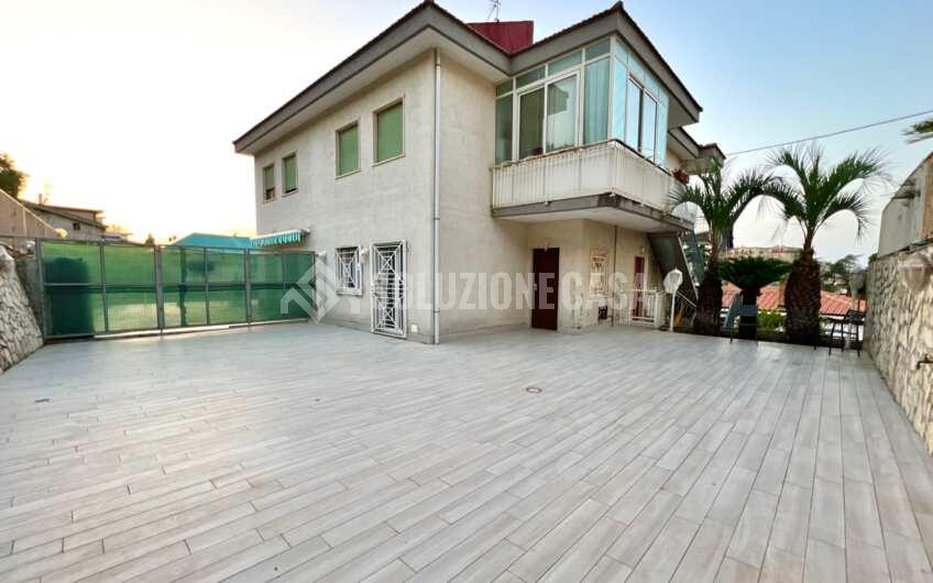 SC1295 Appartamento ristrutturato con spazio esterno in pieno centro ad Agropoli
