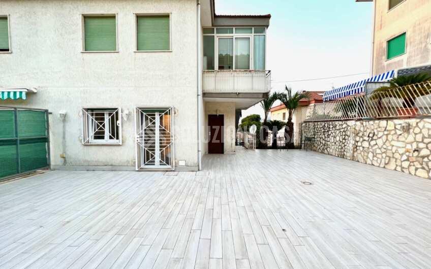 SC1295 Appartamento ristrutturato con spazio esterno in pieno centro ad Agropoli